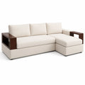 Divano ad angolo in tessuto beige con braccioli in legno