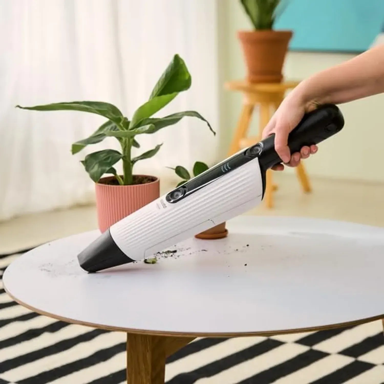 Aspirabriciole Vorwerk Folletto VM7 - Motore DC Potente, Display Intelligente, Bocchetta Espandibile 2 in 1, Batteria al Litio, Ricarica USB-C, Supporto a Parete